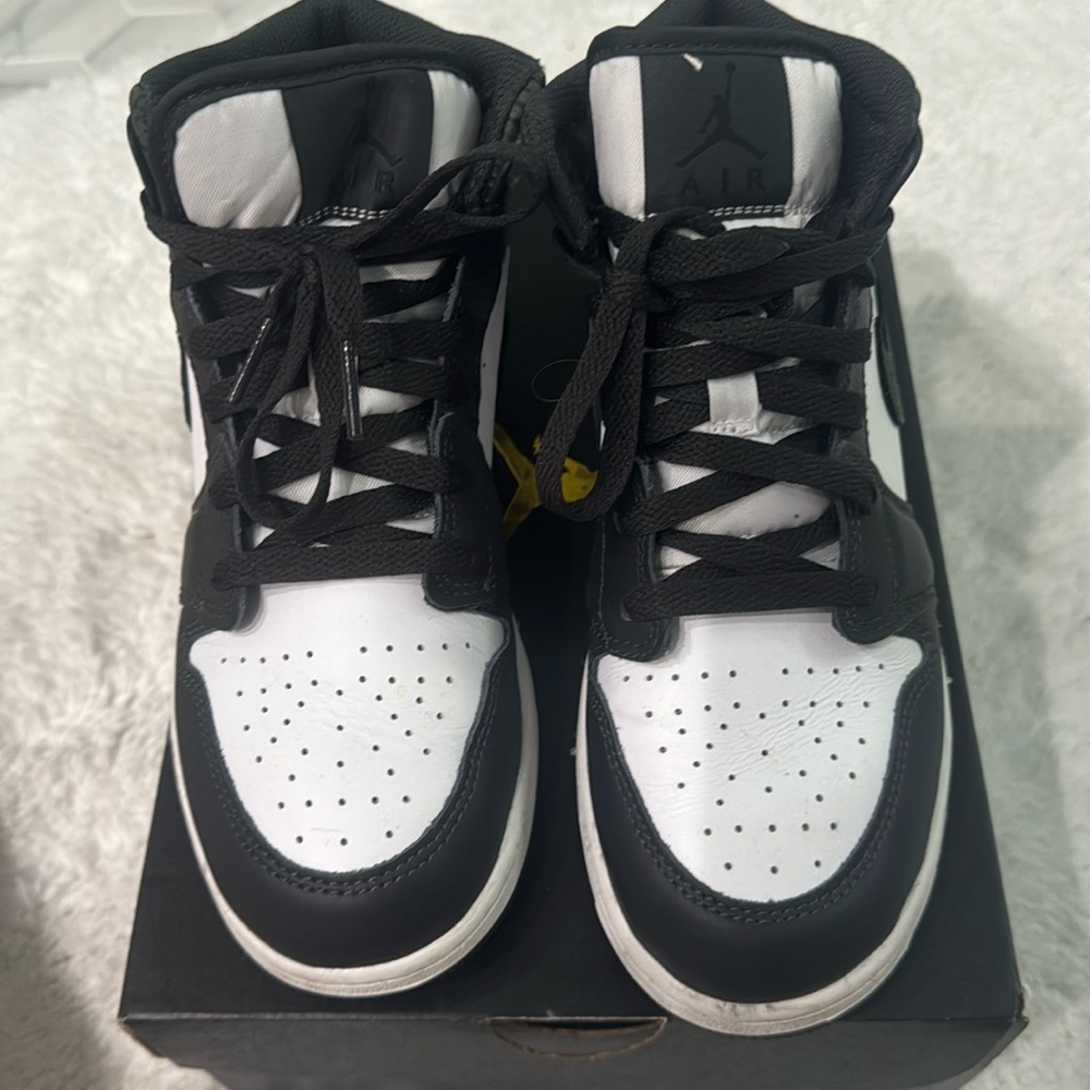 Air jordan 1 mid SE (GS) size 5.5 Y